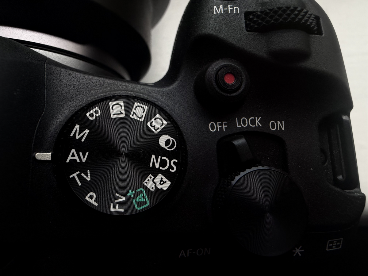 Camera mode dial set to Av, aperture priority